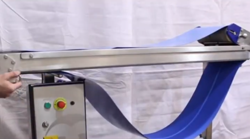 1763516957107607.jpg 藍色PU輸送帶加導(dǎo)條裝機調(diào)試.jpg